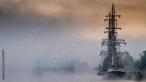 Quai de Bordeaux et le pont de pierre sous la brume