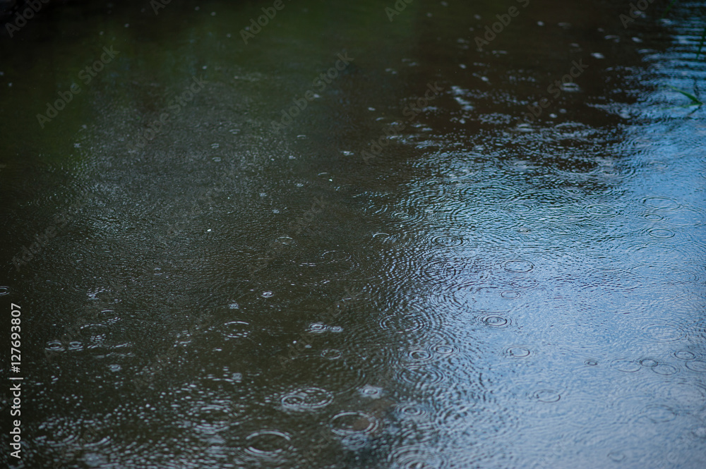 Obraz premium Rain on the water