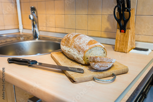 Krojenie chleba nożem