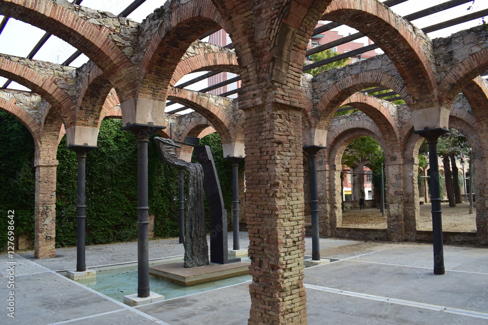 Obraz premium Arcada arquitectónica en antiguo taller de RENFE convertido en parque público.