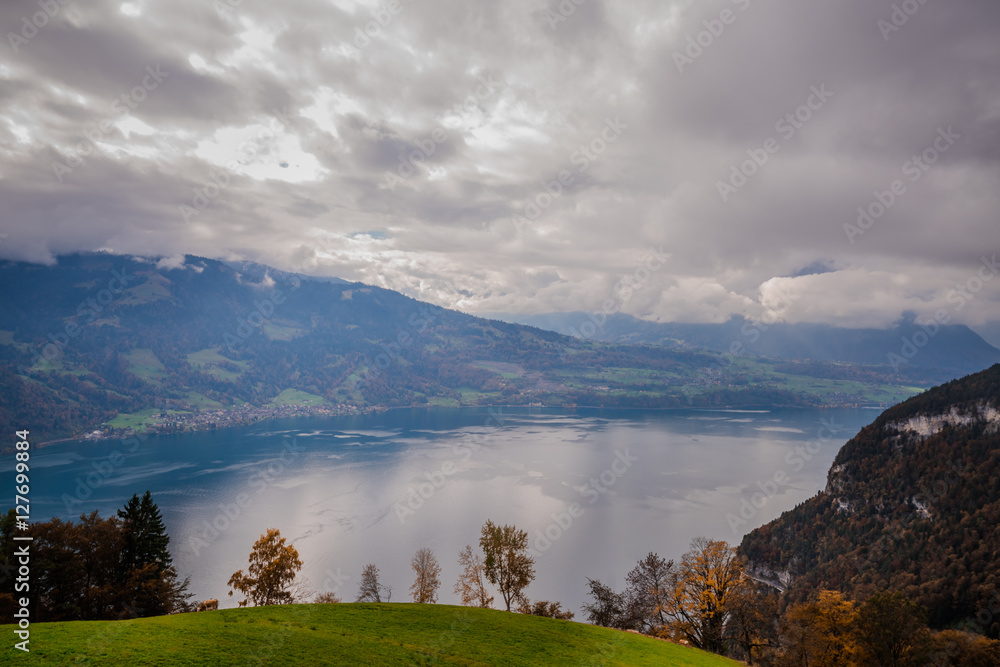 Fototapeta premium Thuner See im Herbst