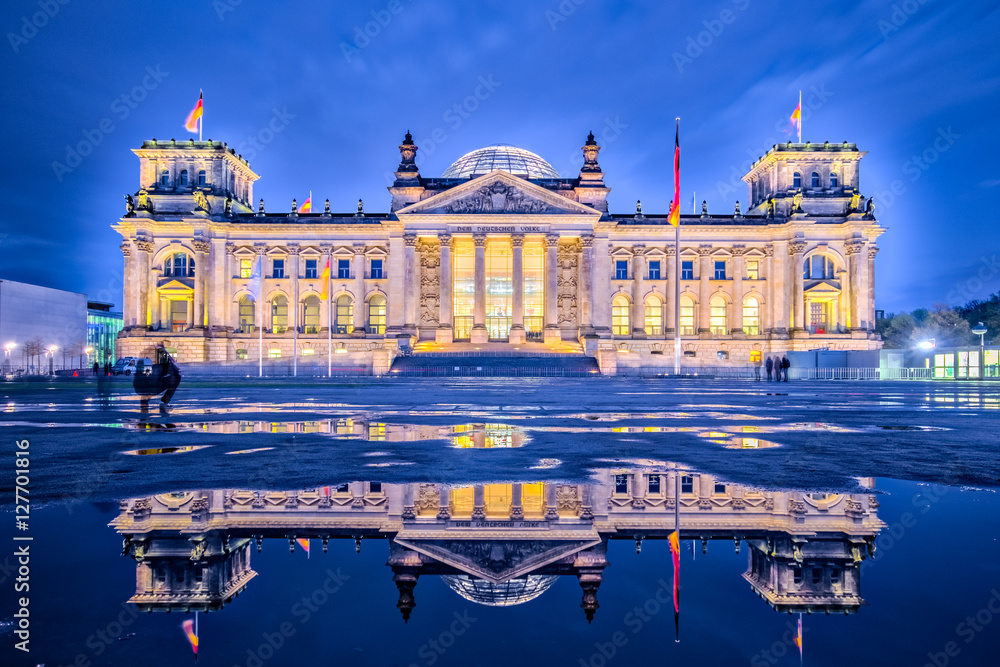 Naklejka premium Noc w Berlinie, budynek Reichstagu lub niemiecki Bundestag w Berlinie, Niemcy