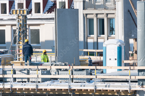 Bauarbeiter auf Baustelle im Winter photo