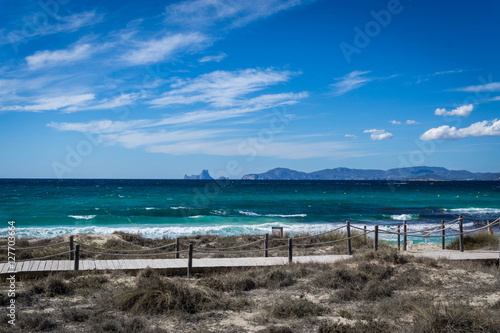 Holzweg durch die D  nen von Formentera  playa des ses illetes 