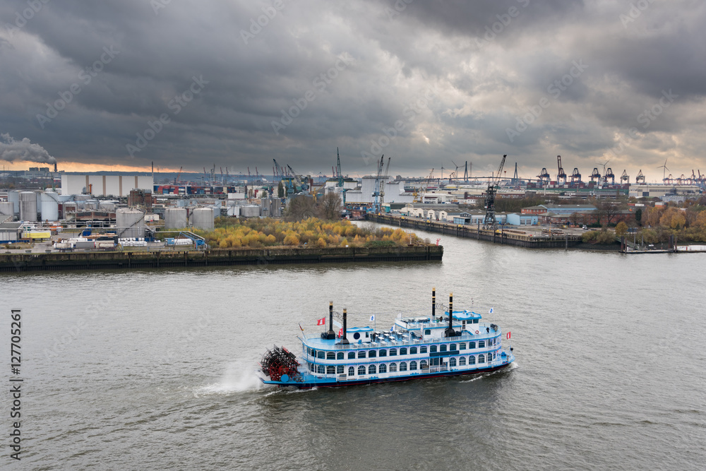 Hafen Hamburg mit Blick auf Containerterminal