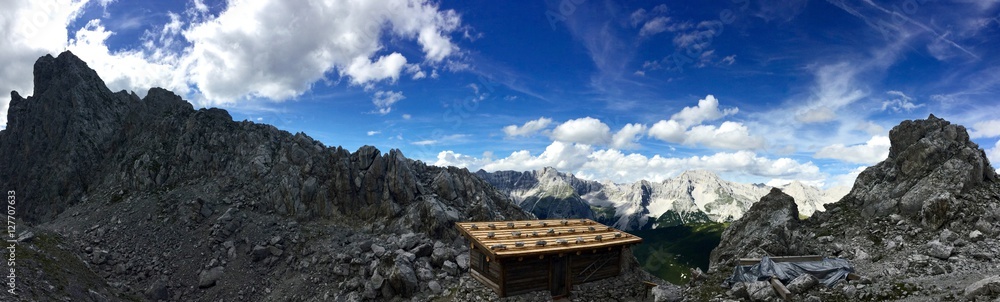 Kleine Berghütte im felsigen Hochgebirge