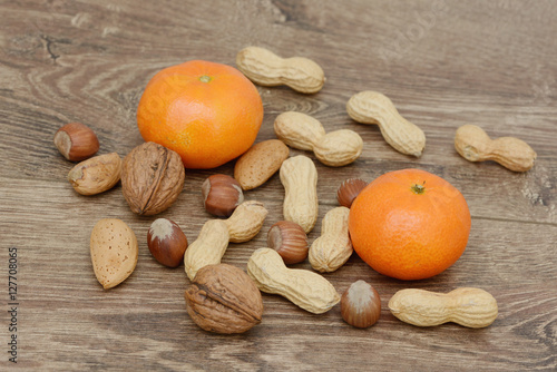 Nüsse und Mandarinen auf Holz 