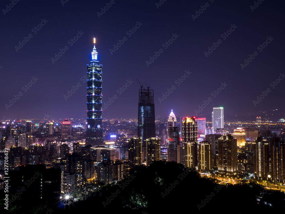 Fototapeta premium Cityscape nightlife view of Taipei 3