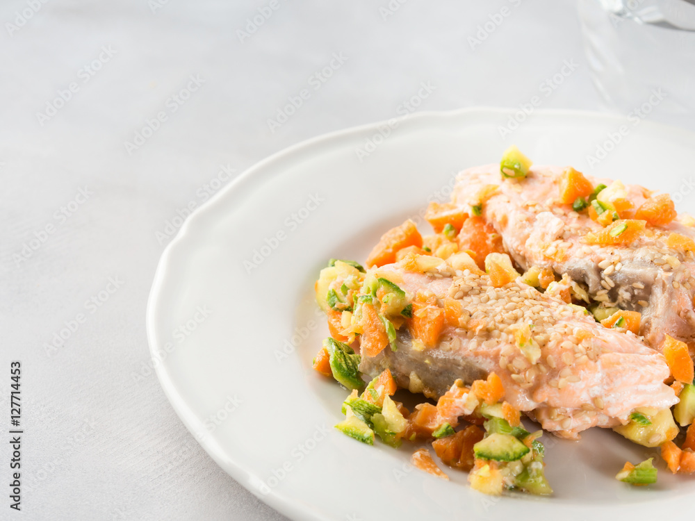 Steamed salmon with carrots and courgettes Steamed salmon with carrots and courgettes
