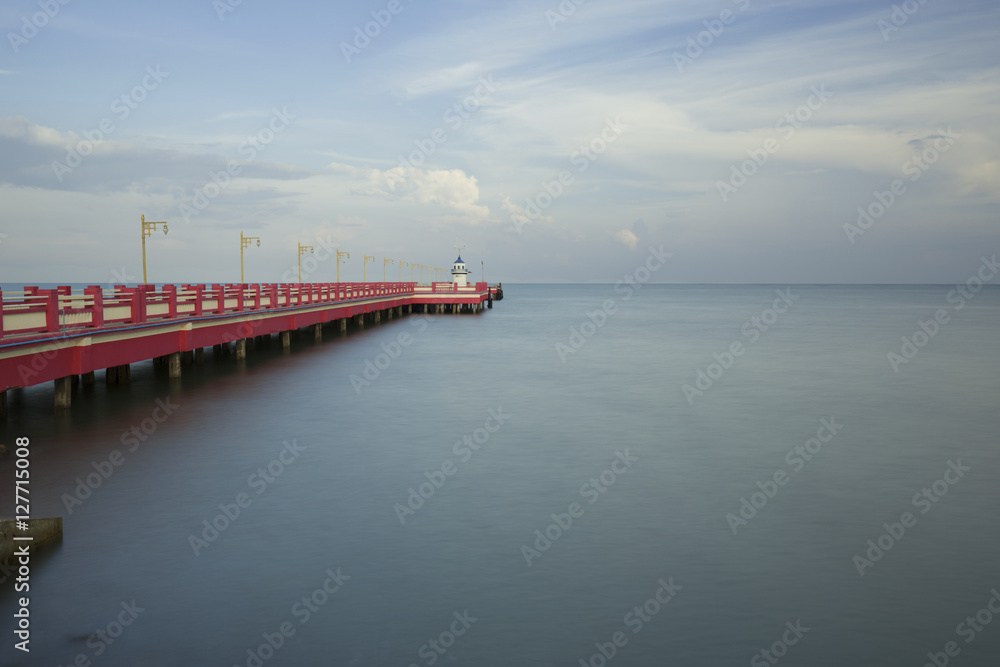 Obraz premium タイ国プラチュワップキーリーカン県の桟橋