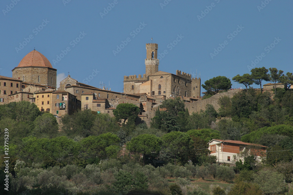 Volterra, cupola del battistero e torre dei Priori
