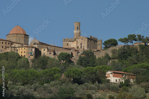 Volterra, cupola del battistero e torre dei Priori