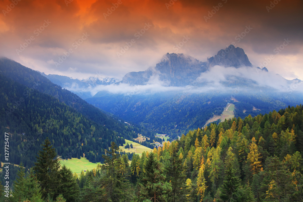 Fototapeta premium Światło słońca nad górami Dolomity, Włochy, Europa