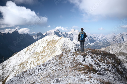 Bergsteiger steht am Gipfel