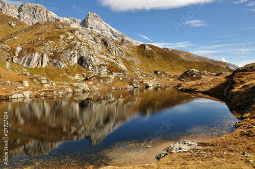 Mosermandl spiegelt sich im Bergsee