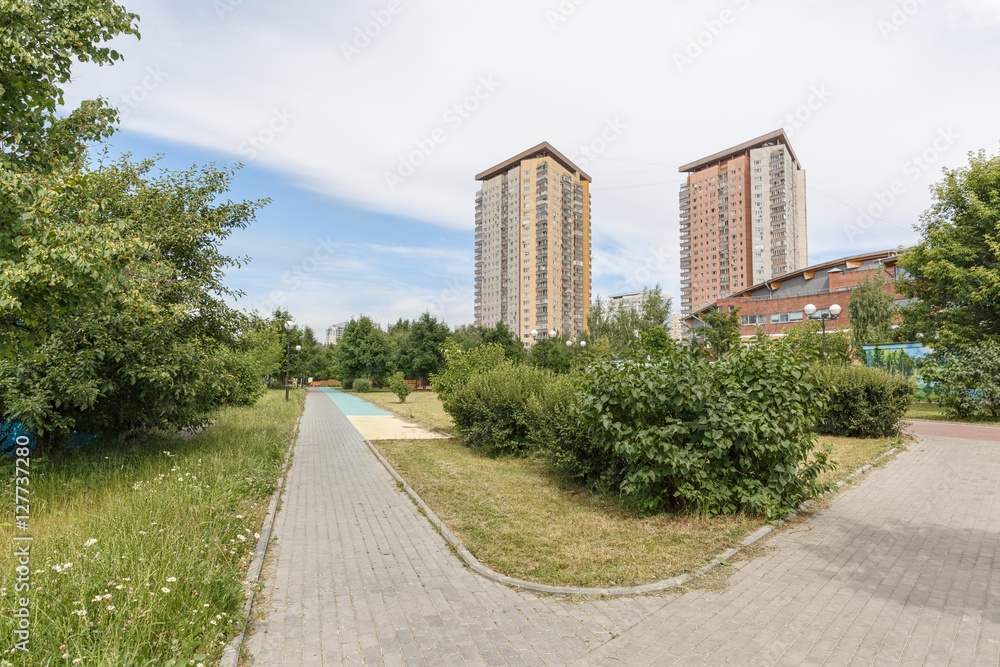 Fototapeta premium Парк в городской жилой зоне