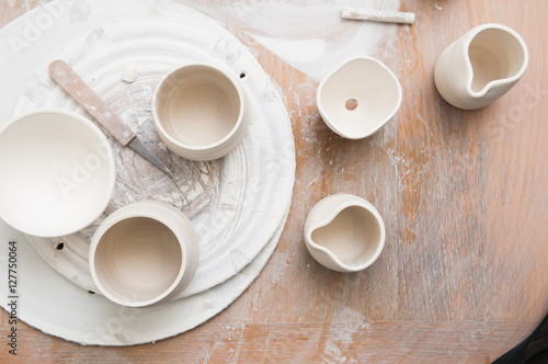 Fotografia Overhead view of pottery in a ceramics workshop