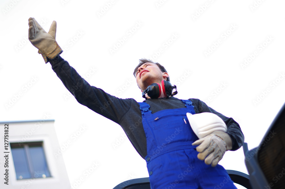 freundlich lächelnder Bauarbeiter auf der Baustelle freundlich lächelnder Bauarbeiter auf der Baustelle