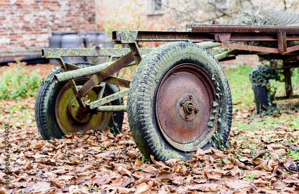 Alter Wagen im Herbst - Verwittertes Metall Alter Wagen im Herbst - Verwittertes Metall