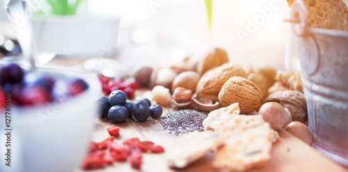 Superfood gesundes Frühstück / gesunde Mahlzeit aus Beeren, Nüssen und Cerialien