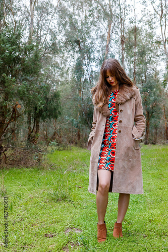 modelo femenina en bosque
