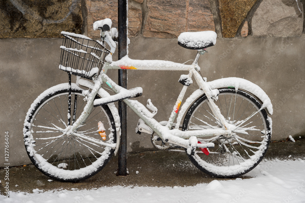 Bike covered with fresh snow in Montreal during snow storm (November 2016)