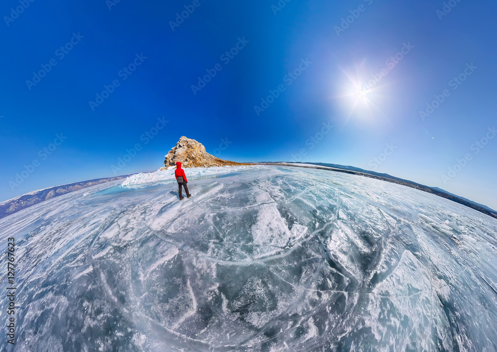 Φωτογραφία Wide aerial view of people at the rock on the ice of Lake Baikal