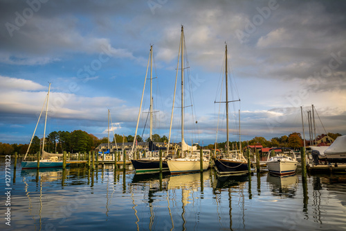 Obraz na płótnie Boats docked in the harbor, in St. Michaels, Maryland. w salonie