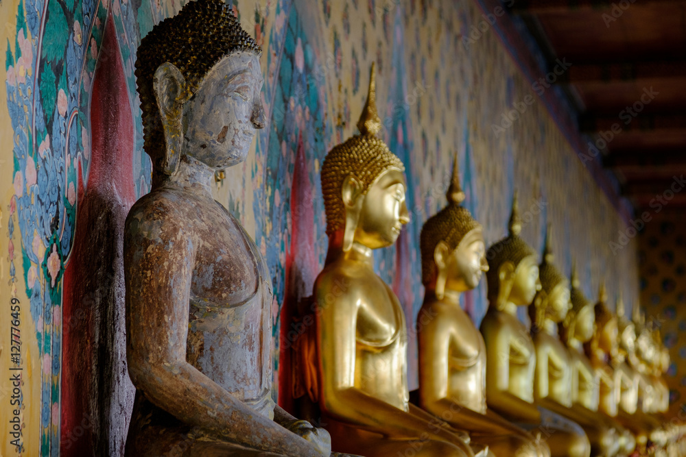 Fototapeta premium Row of Buddha gold and thai art architecture in Wat Arun buddhist temple in Bangkok, Thailand.Photo taken on: 21 November , 2016