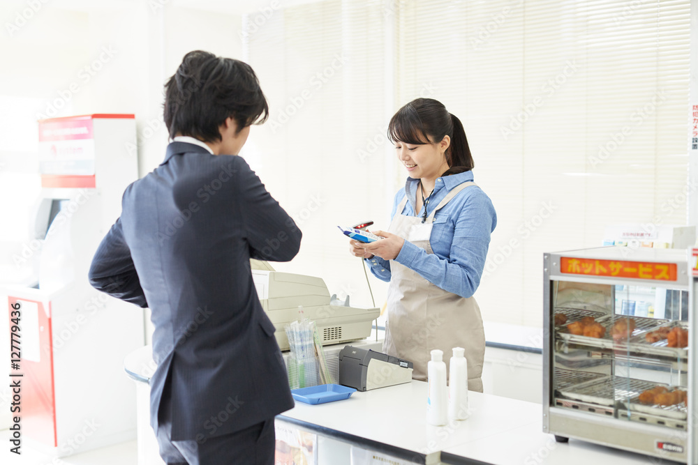 店で働くスタッフ 店で働くスタッフ