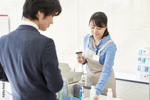 店で働くスタッフ 