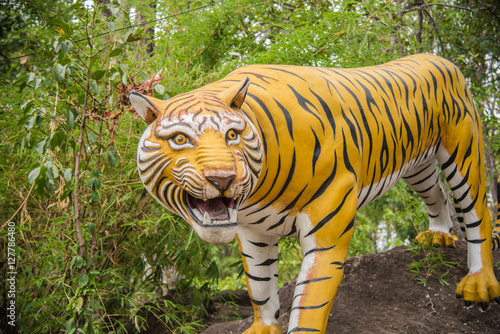 Fototapeta Naklejka Na Ścianę i Meble -  Tiger statue
