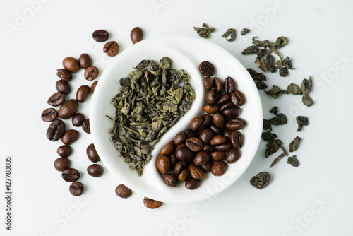 Canvas Print Green leaf tea versus coffee beans in Yin Yang
