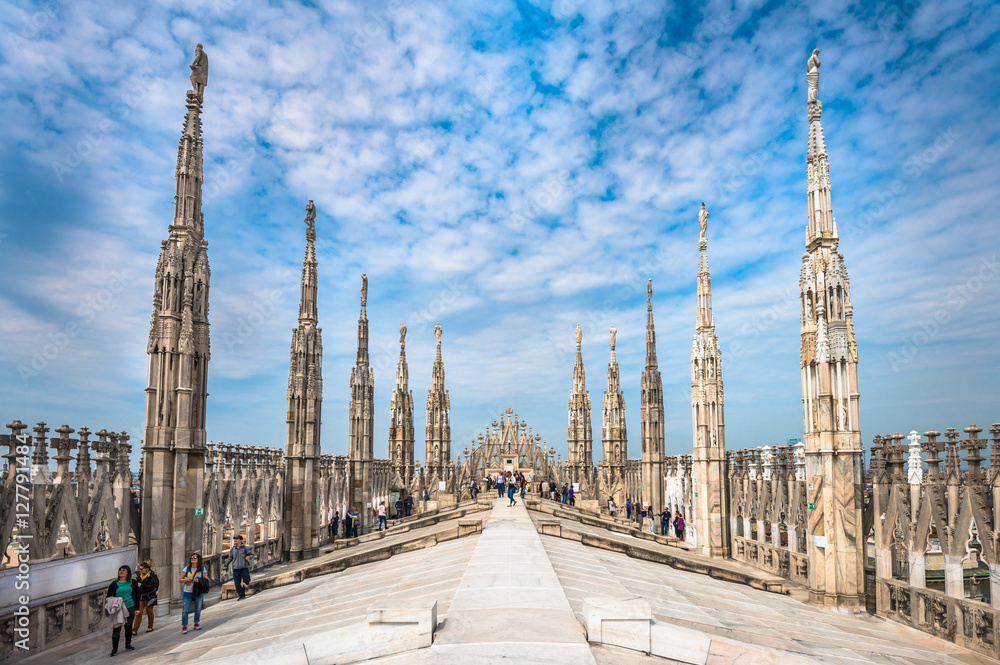 Fototapeta premium Tarasy dachowe katedry w Mediolanie, Lombardia, Włochy