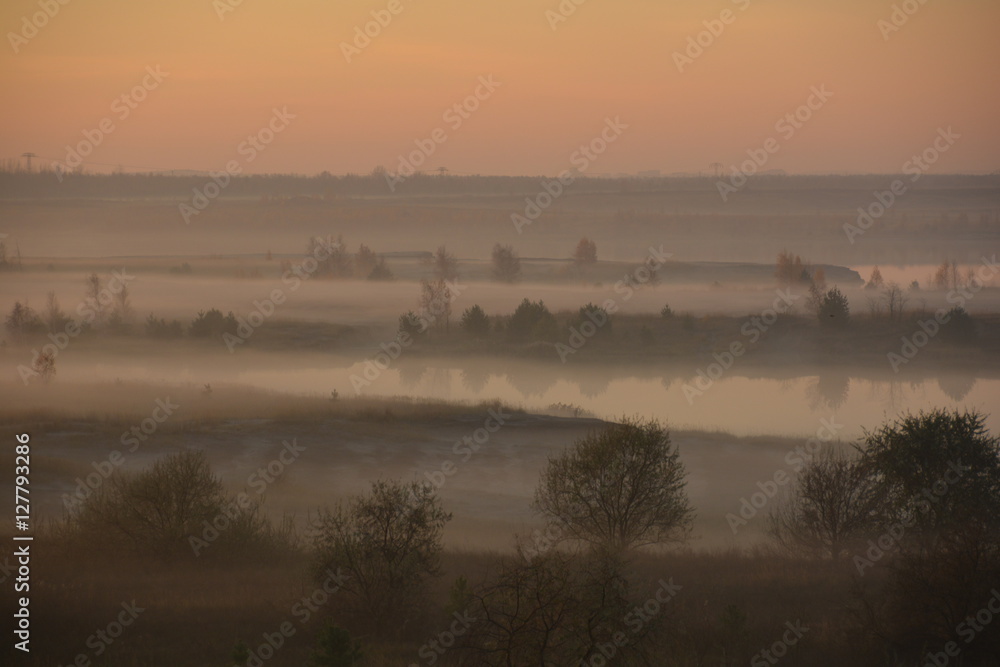 Nebelland in der neuen Landschaft nach dem Bergbau Nebelland in der neuen Landschaft nach dem Bergbau