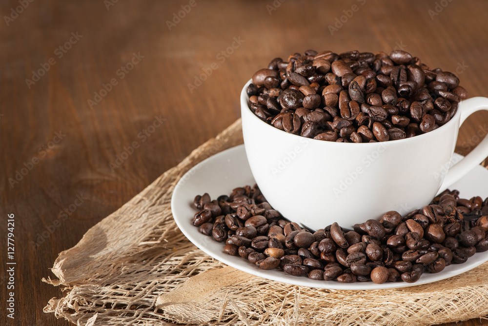 Kaffeetasse mit gerösteten Kaffeebohnen Kaffeetasse mit gerösteten Kaffeebohnen