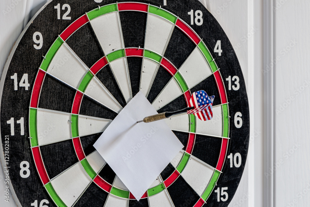 dart arrows in the target center with blank note dart arrows in the target center with blank note