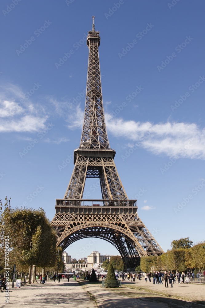 Tour Eiffel vue depuis le Champs de Mars à Paris