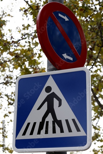 SEÑAL DE TRAFICO DE PASO DE PEATONES Y PROHIBICIÓN DE ESTACIONAR photo