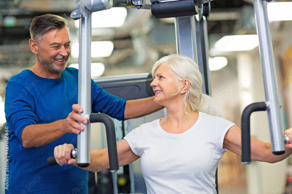 Obraz premium Senior couple exercising in gym