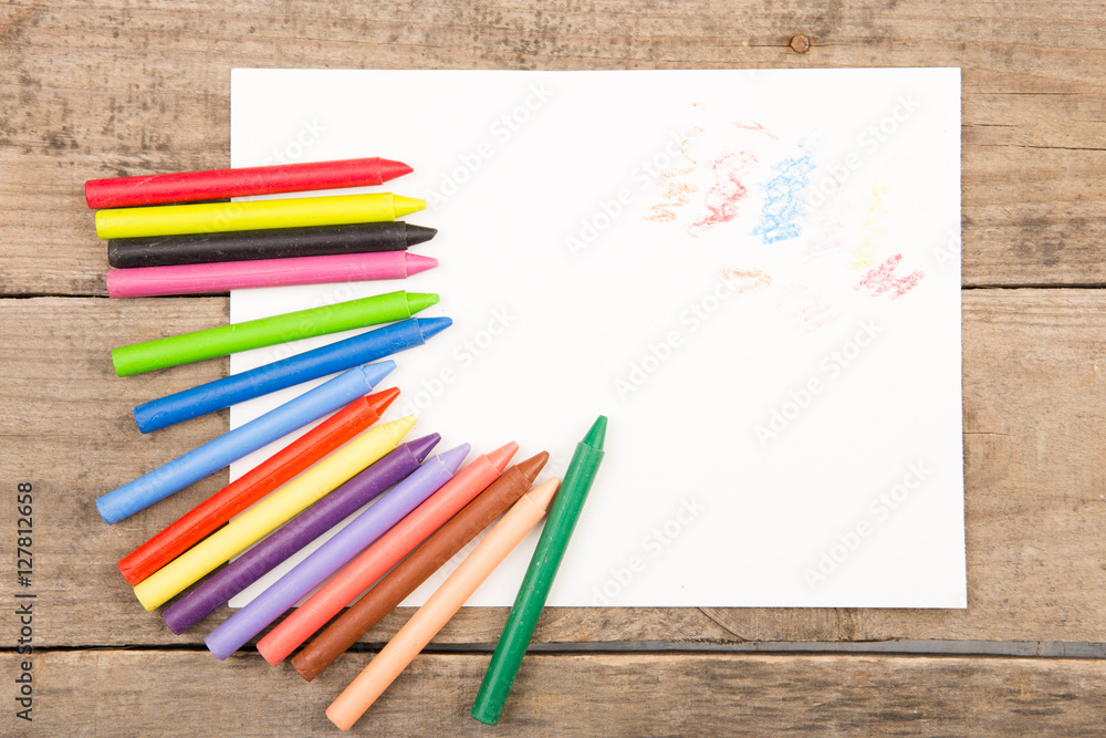 Obraz premium Crayons and paper on the desk