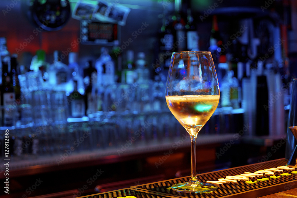 Foto Stock Bicchiere di prosecco al bar | Adobe Stock
