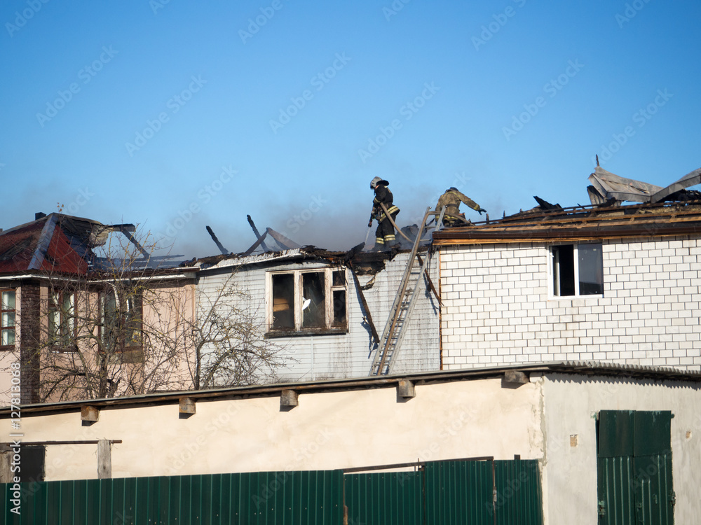 Naklejka premium firefighters extinguish a fire