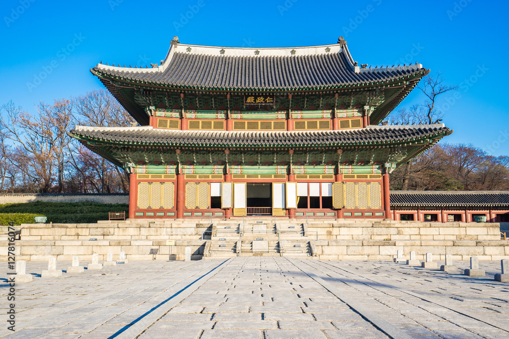 Fototapeta premium Pałac Changdeokgung i punkt orientacyjny Huwon w Seulu, Korea Południowa