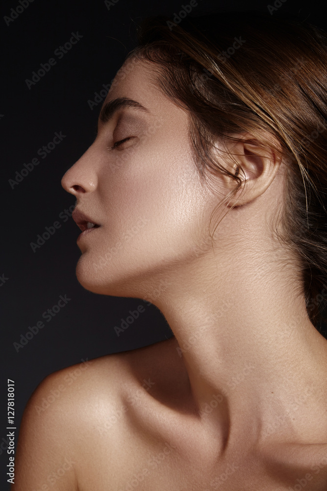 Beautiful young woman with perfect clean shiny skin, natural fashion makeup. Glamour portrait of model with tanned skin. Close-up woman, fresh spa look
Beautiful young woman with perfect clean shiny skin, natural fashion makeup. Glamour portrait of model with tanned skin. Close-up woman, fresh spa look