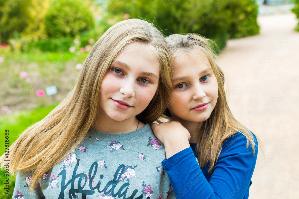 Obraz premium beautiful girls walking in the summer park