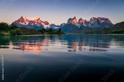 Fototapeta na wymiar Wschód słońca nad Torres del Paine