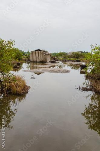 Foto Simple reed mat homes of poor fishermen in wetlands of Benin