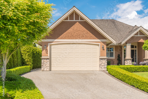 Fotografía Luxury house with double garage door in Vancouver, Canada.