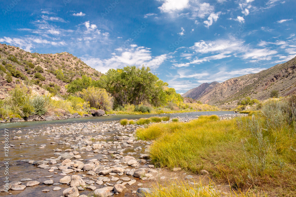 Naklejka premium Rzeka Rio Grande pomiędzy Santa Fe i Taos w Nowym Meksyku